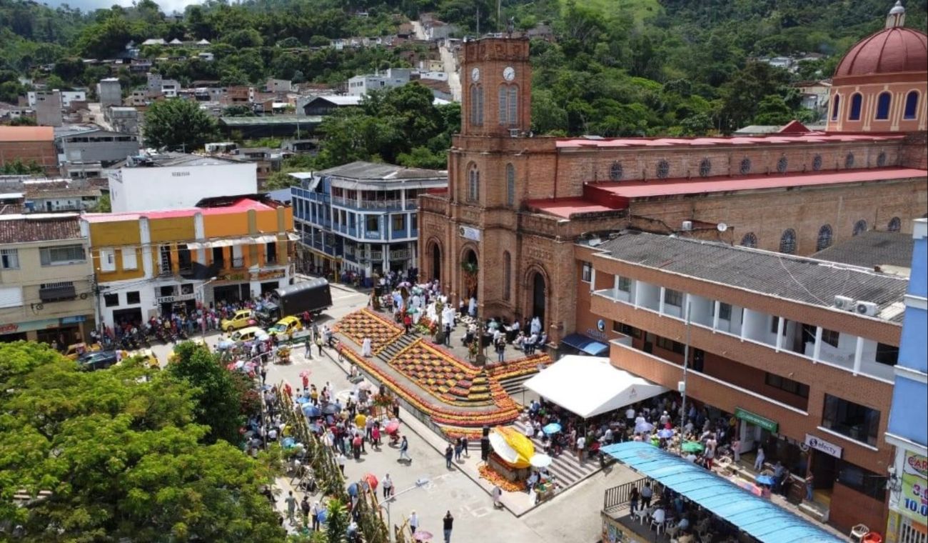 Iglesia y parque principal de San Vicente de Chucurí
