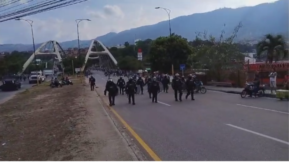 Intervención policial levantamiento de bloqueos Girón