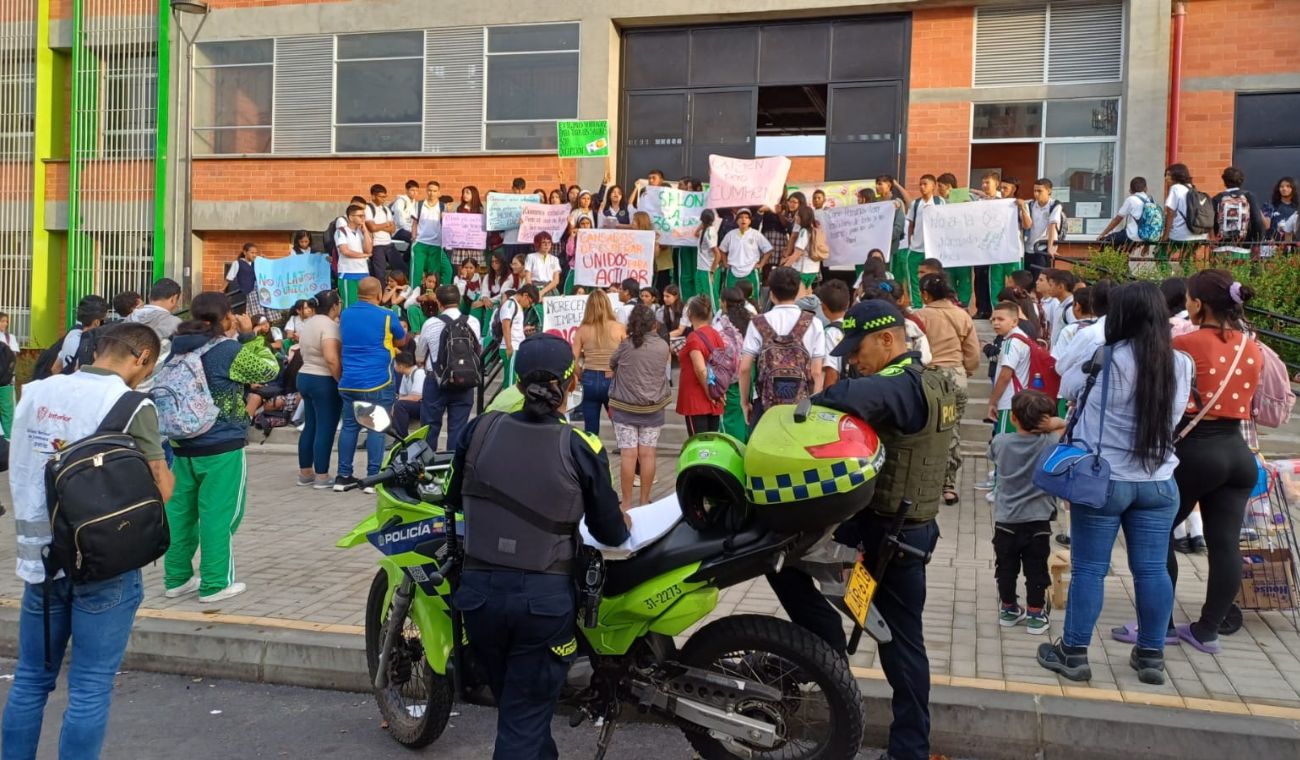 Plantón de estudiantes de la Institución Educativa Camacho Carreño