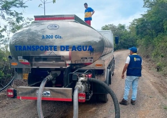 Carro-tanques en zona rural de Cúcuta