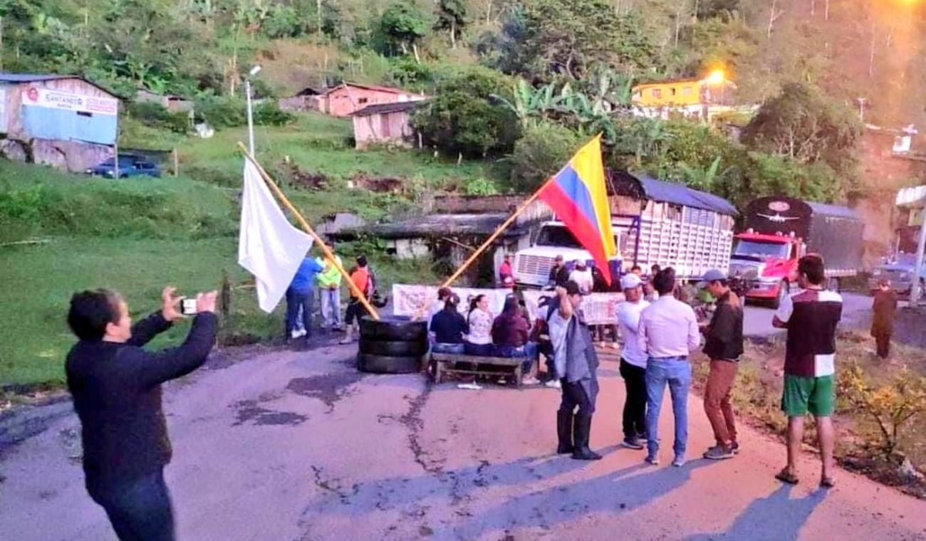 Bloqueo vial en la Transversal del Carare (imagen de referencia)