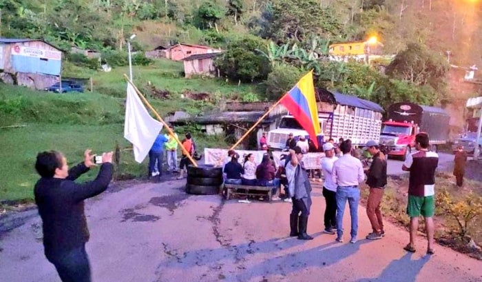 Bloqueo vial en la Transversal del Carare (imagen de referencia)