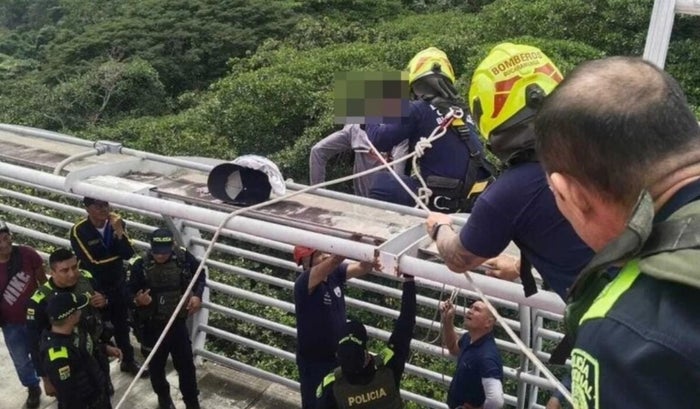 Hombre fue rescatado cuando intentaba lanzarse del puente La Novena
