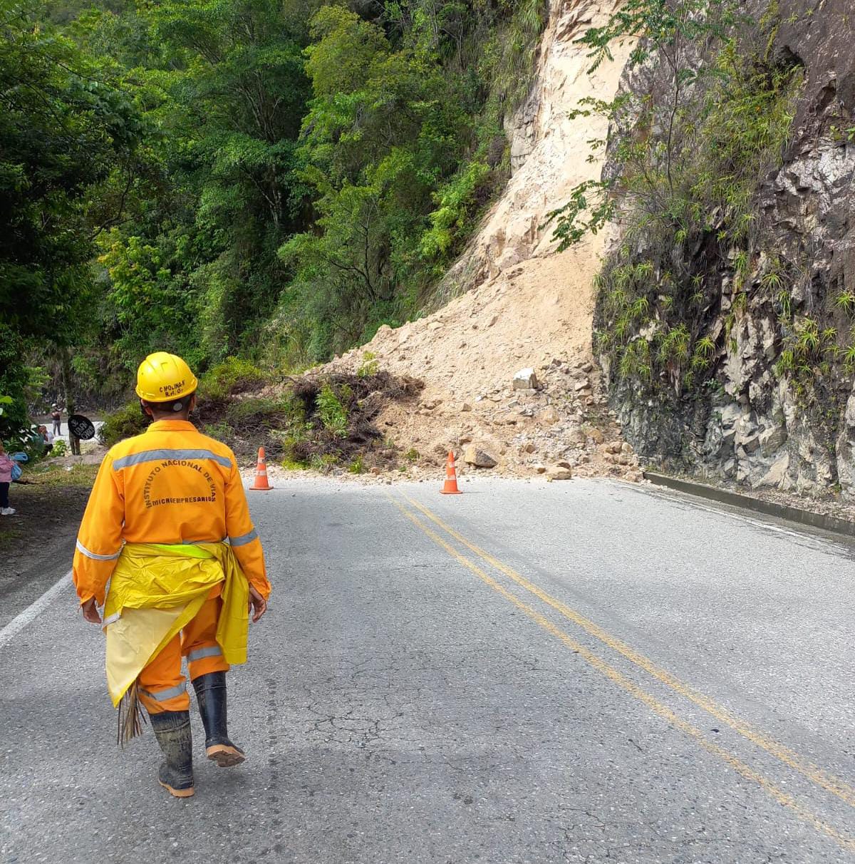 Los derrumbes y las amenazas de grupos armados afecta la movilidad de vehículos de carga
