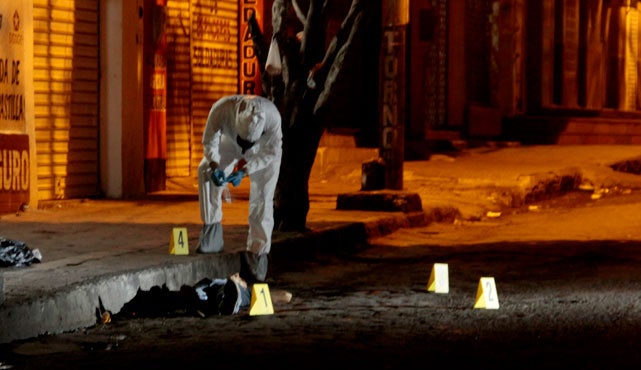 El segundo hecho violento ocurrió en la madrugada de este domingo 1 de diciembre, alrededor de las 5:00 a.m., en la calle 24 con avenida 3 del barrio San Rafael, donde fueron asesinadas dos personas. De acuerdo con el informe de las autoridades, dos hombres que se movilizaban en una motocicleta llegaron al lugar donde estaban las víctimas y les dispararon en repetidas ocasiones. Aunque inicialmente resultaron heridos, ambos fallecieron posteriormente en el hospital. En la última semana, se han registrado