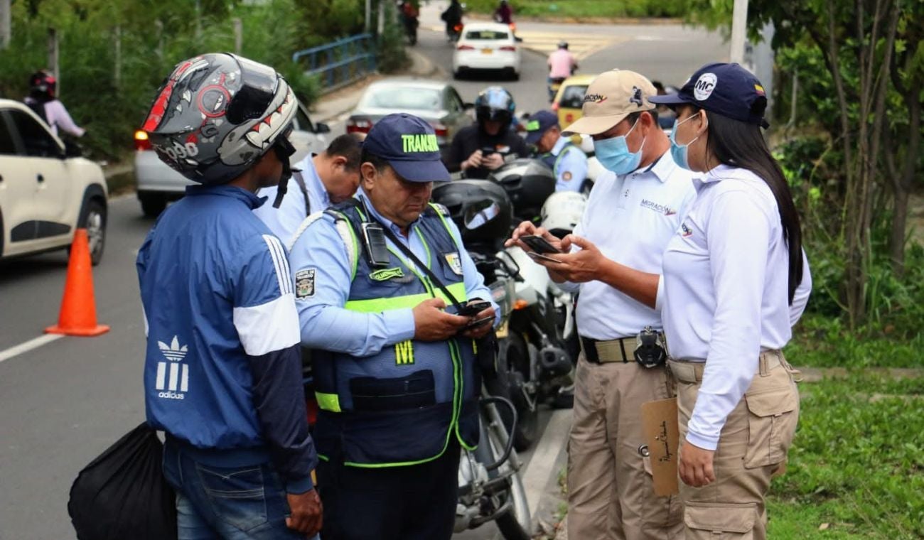 Control de Tránsito Floridablanca en la glorieta de Molinos Altos