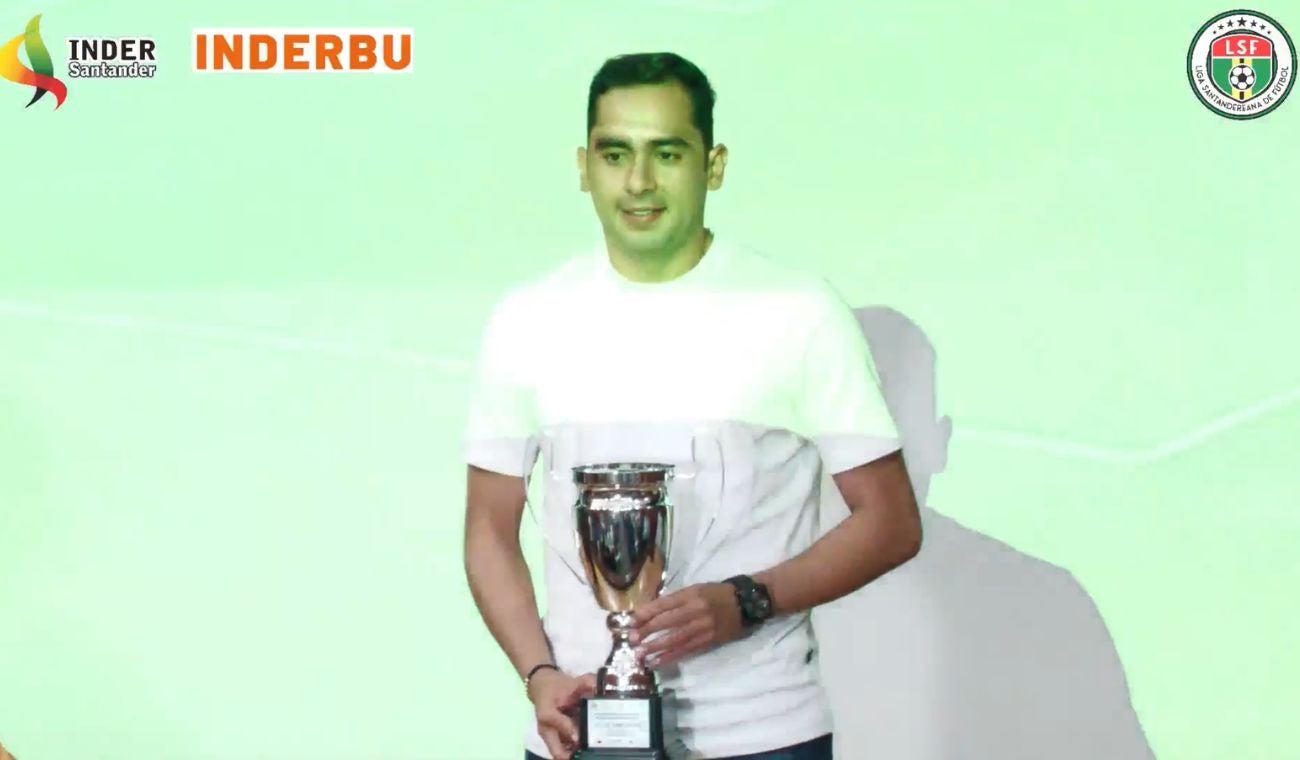James Aguirre recibió el premio al Mejor Futbolista Santandereano del año
