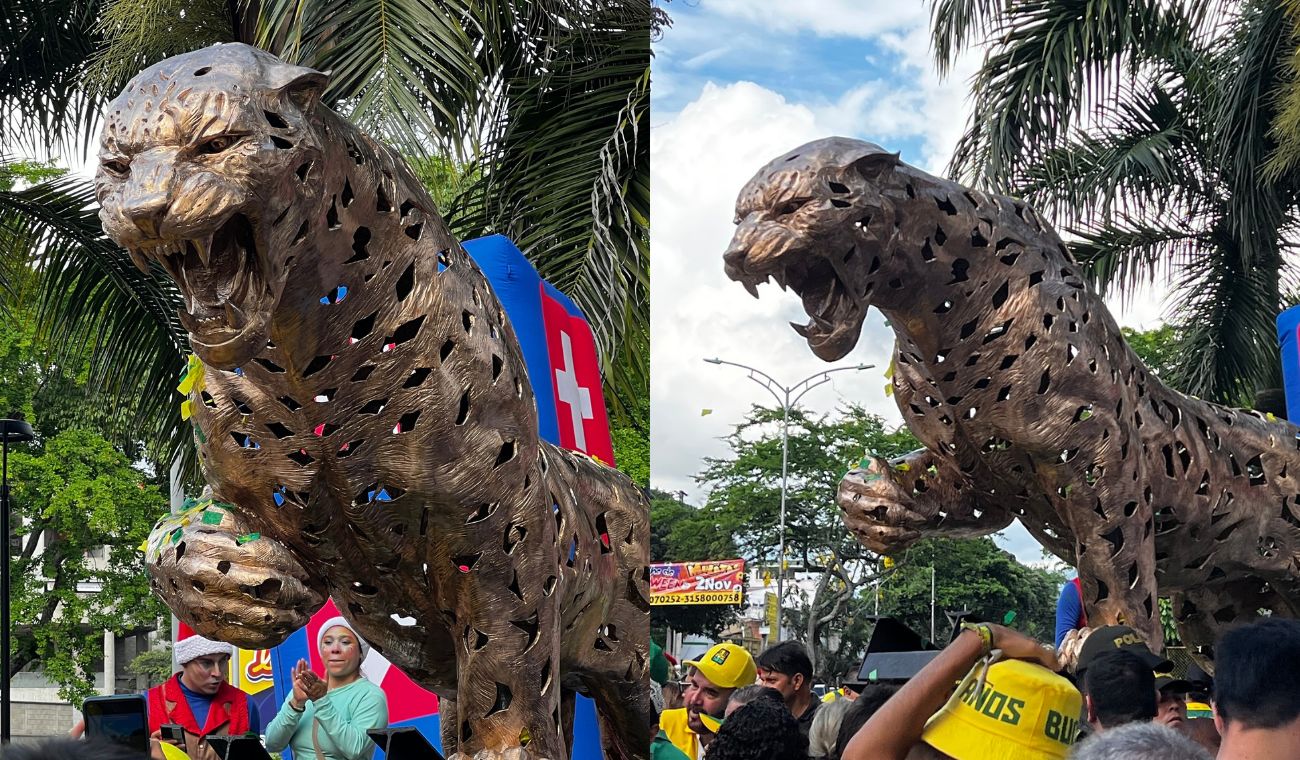 El vehículo fue literalmente montado en la glorieta junto a la escultura del Leopardo
