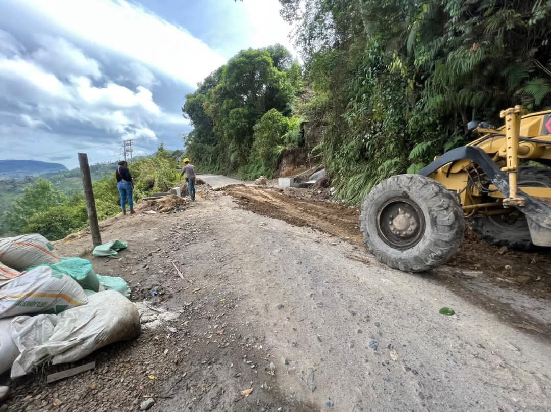 Maquinaria amarilla en Chinácota, Norte de Santander