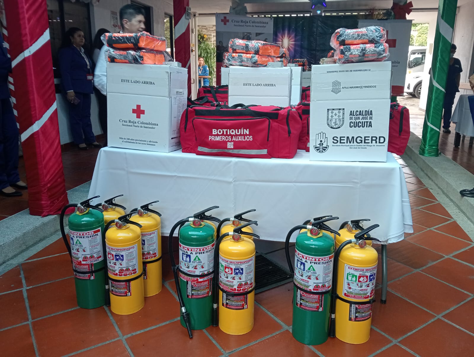 Kits de emergencia entregados por la alcaldía de Cúcuta y la Cruz Roja