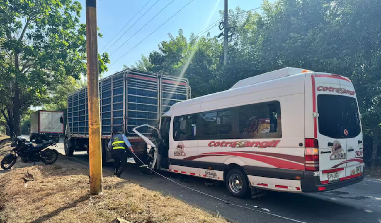 Por intentar saltarse un separador vial, motociclista causa fuerte accidente de tránsito en Girón