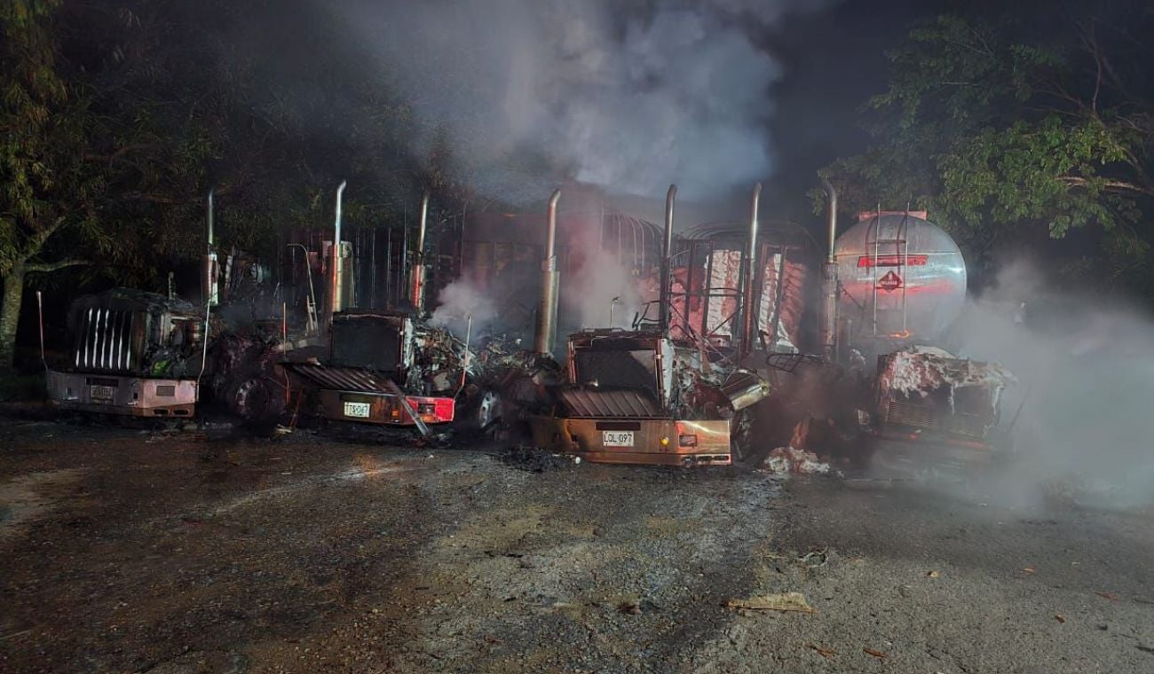 Un incendio en la madrugada consumió cuatro tractocamiones en Barrancabermeja. Las causas están bajo investigación