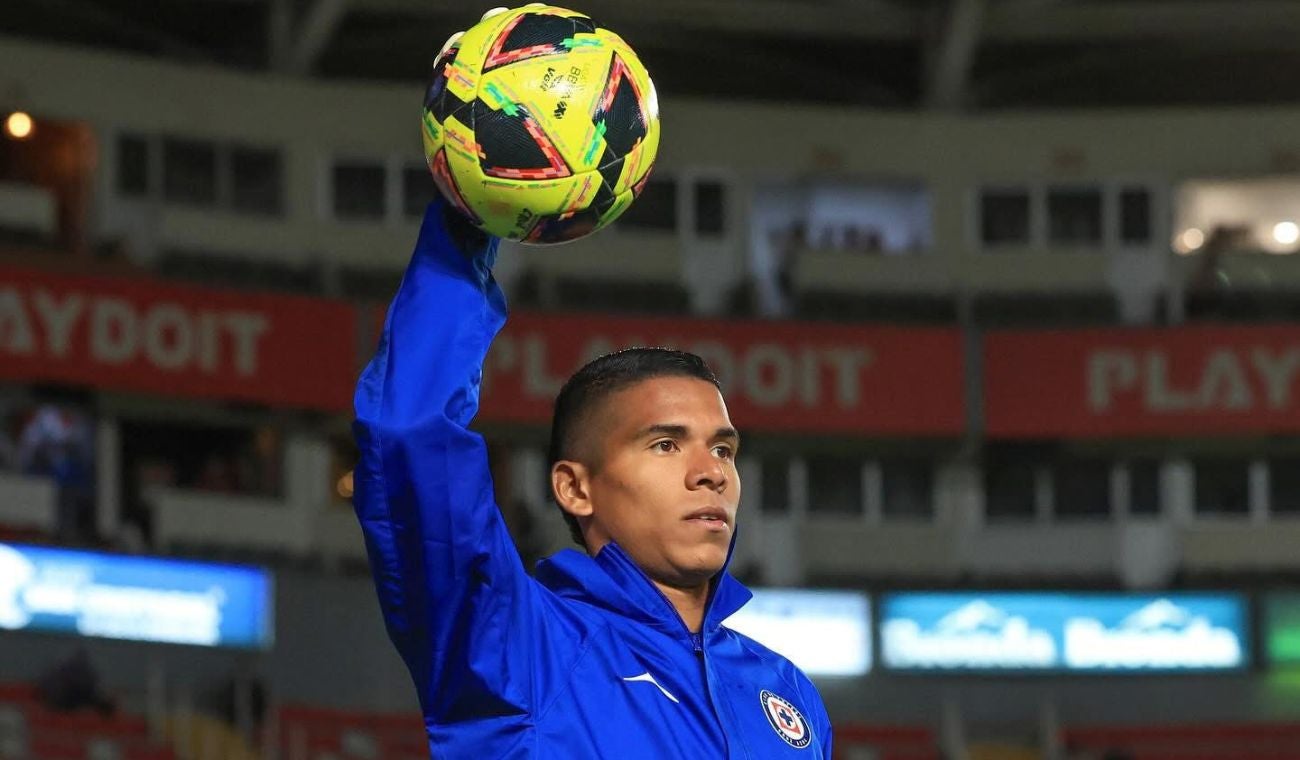 Kevin Mier, arquero santandereano del Cruz Azul de México