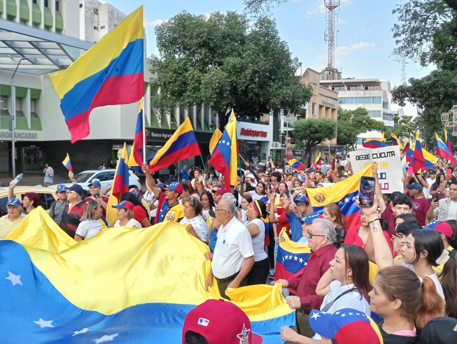 Migrantes en Cúcuta marcharon a favor de la posesión de Edmundo González en Venezuela