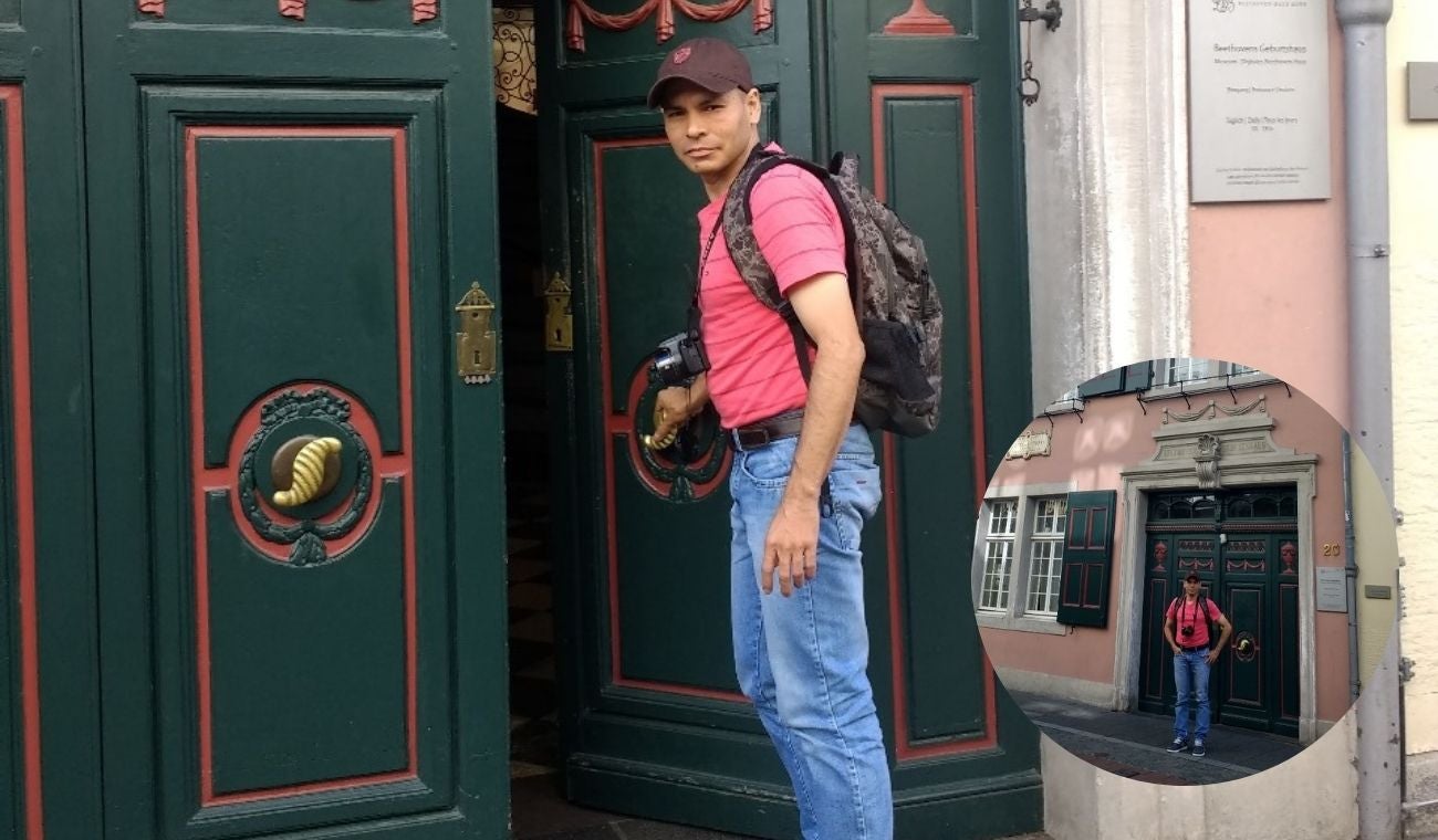 Álvaro Guevara, ingeniero de RCN Radio Bucaramanga, visitando la casa de Beethoven en Alemania
