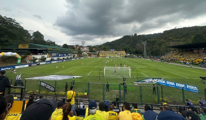 Bucaramanga jugando como local en el estadio Álvaro Gómez Hurtado de Floridablanca