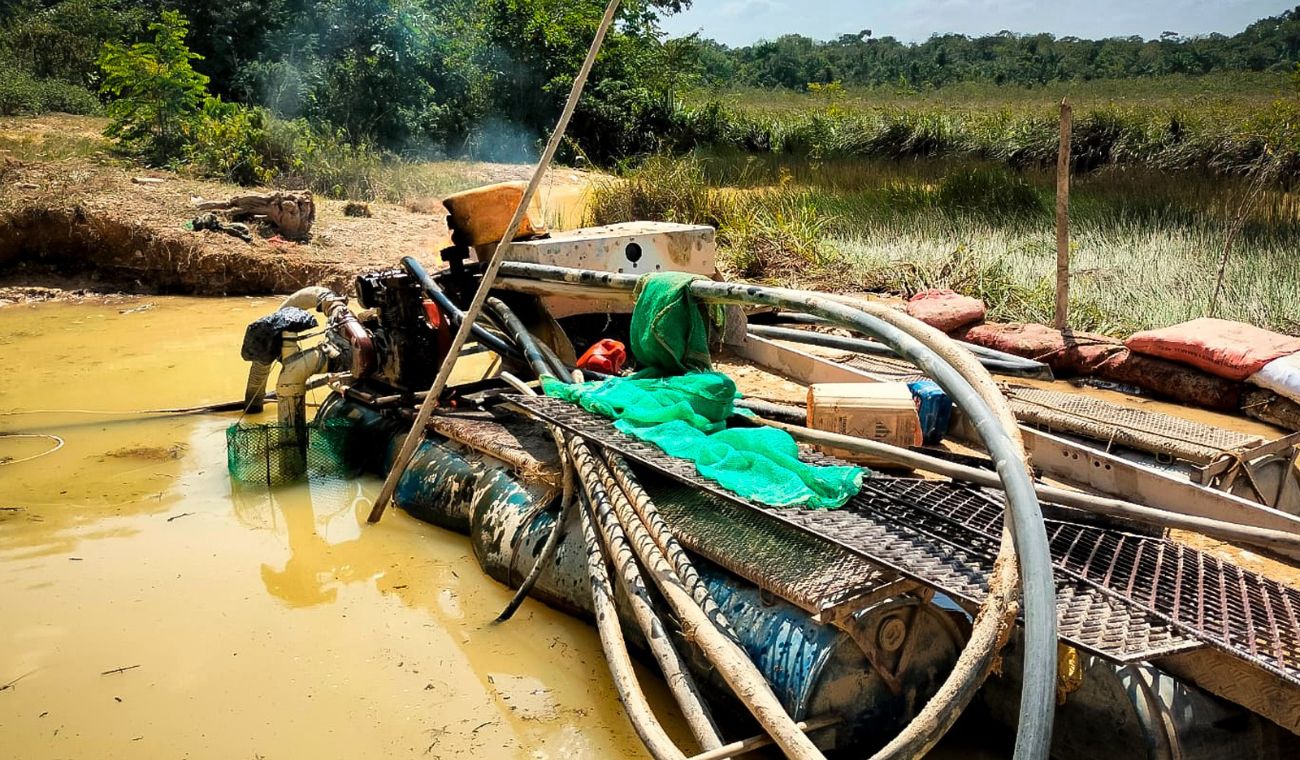 Las autoridades desmantelaron tres minas ilegales y neutralizaron el equipo utilizado en la extracción ilícita de minerales.