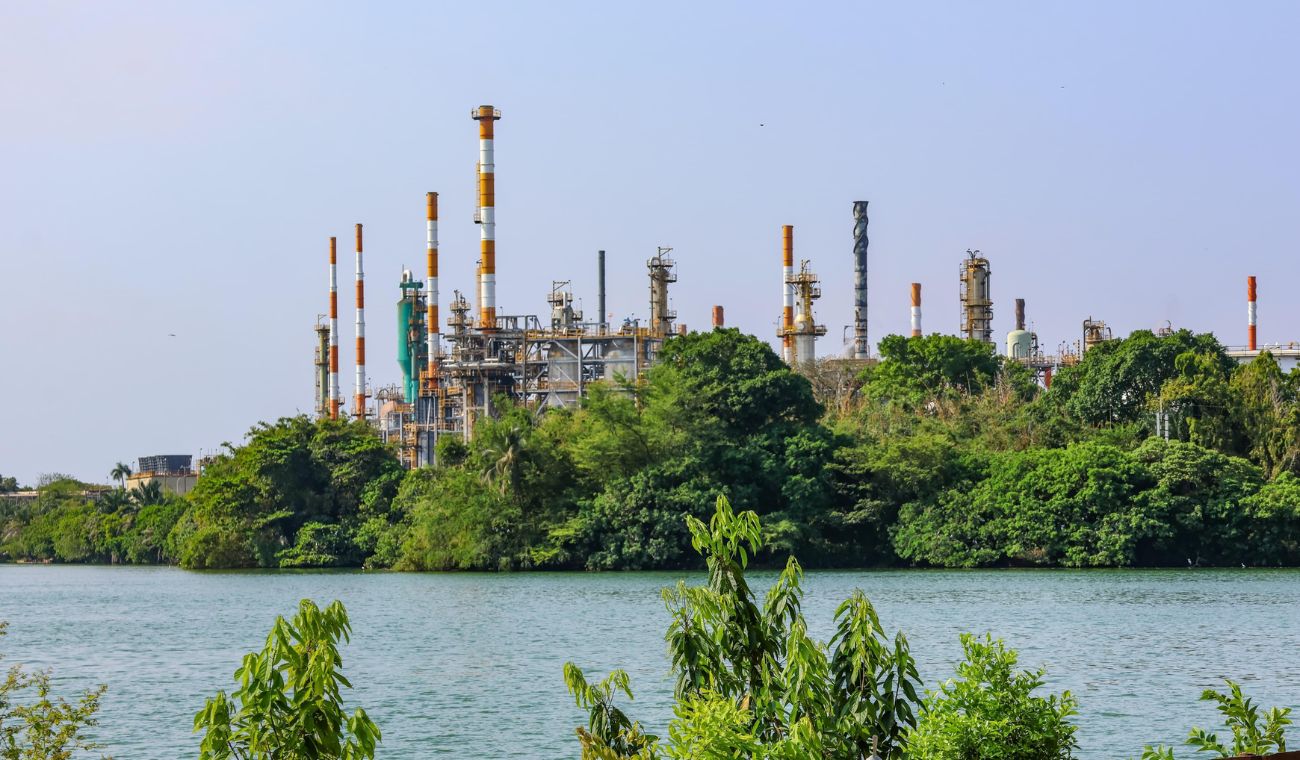 Un joven denuncia abuso de la Fuerza Pública, mientras el Ejército sostiene que respondió a un ataque a su base militar.