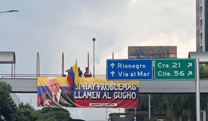 Valla 'si hay problemas llamen al cucho' en Bucaramanga