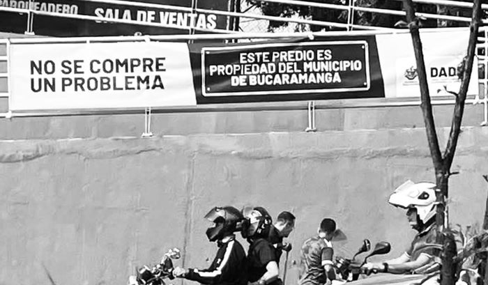 Letrero de la Alcaldía de Bucaramanga sobre el mural 'Las cuchas tienen razón'