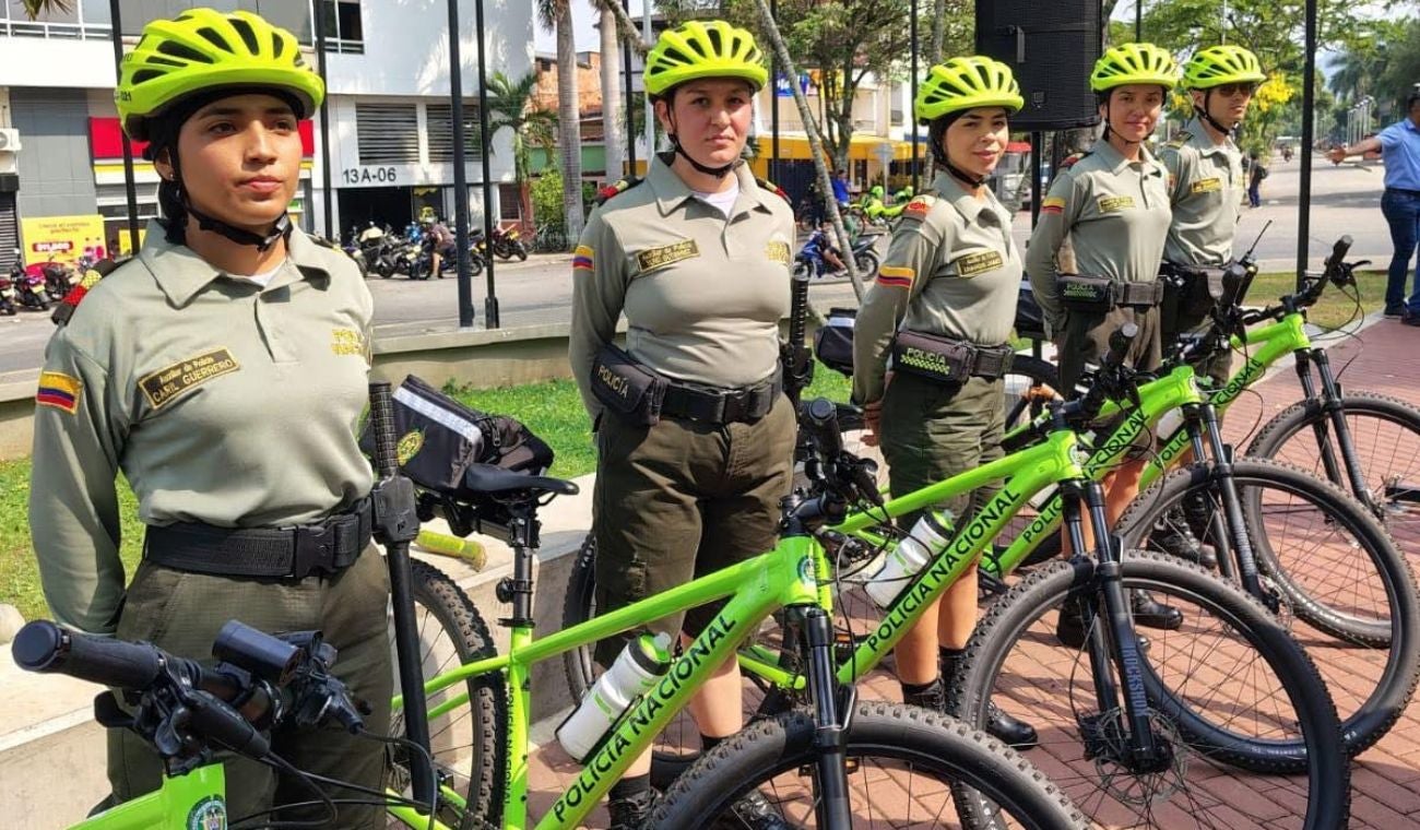 Policías en las afueras del estadio Américo Montanini de Bucaramanga