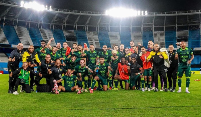 Atlético Bucaramanga celebra tras vencer a Racing en Argentina