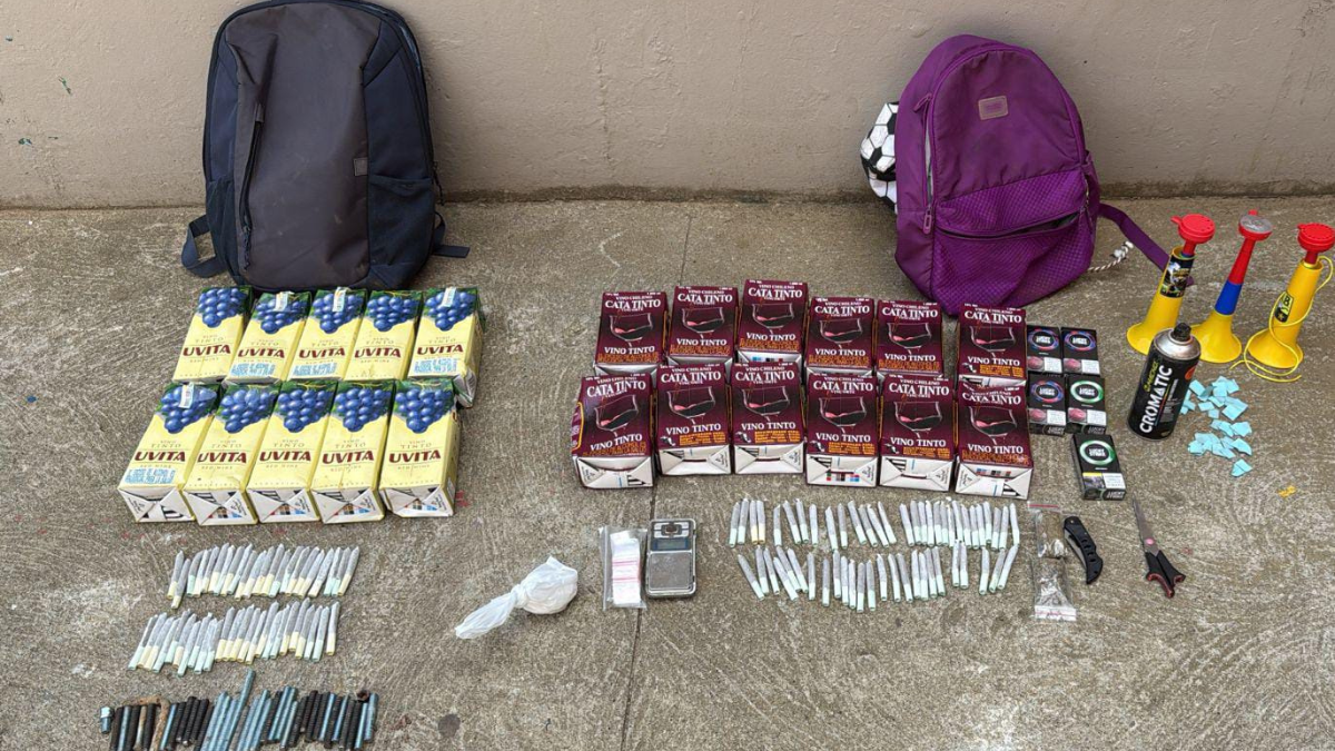 Fueron incautados morrales con armas cortopunzantes y sustancias alucinógenas