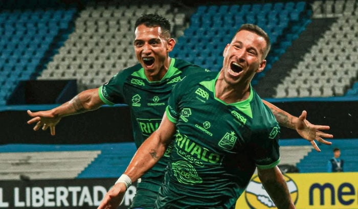 Frank Castañeda y Luciano Pons, jugadores de Atlético Bucaramanga en Copa Libertadores