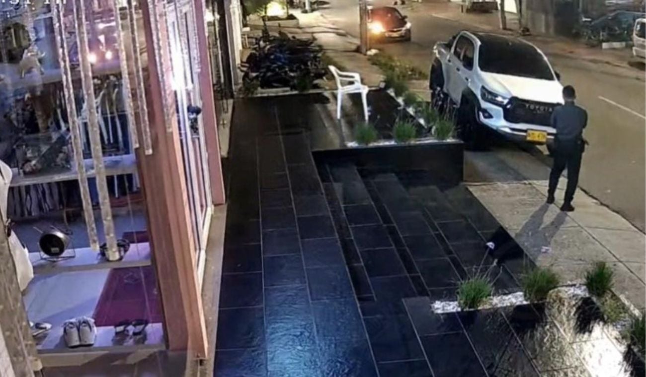 En una grabación quedó registrado el momento cuando un vigilante y el conductor de un vehículo de alta gama protagonizaron una violenta riña