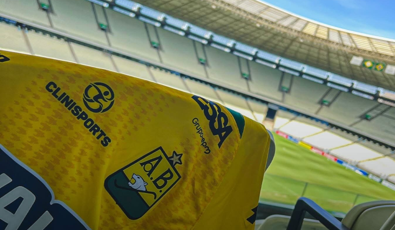 Camiseta de Atlético Bucaramanga el estadio de Fortaleza (Brasil)