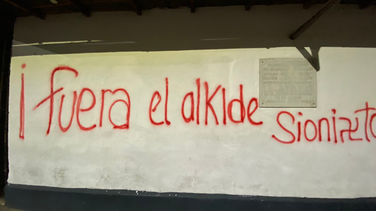 Tras las marchas del 1 de mayo se conocieron grafitis en la fachada de la Casa Simón Bolívar.