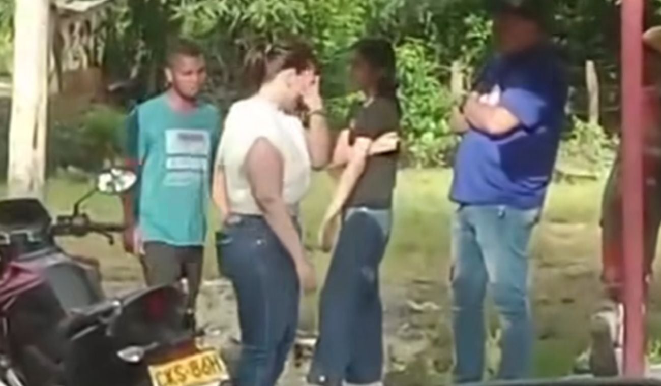 Mujer afectada por el cierre vial en la Troncal del Magdalena