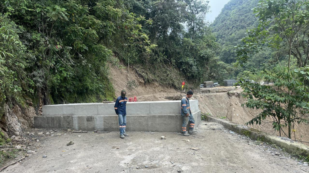 Se han realizado los trabajos de instalación de estribos para la ubicación del puente militar.