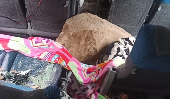 Roca que cayó al interior de un bus y le quitó la vida a una persona