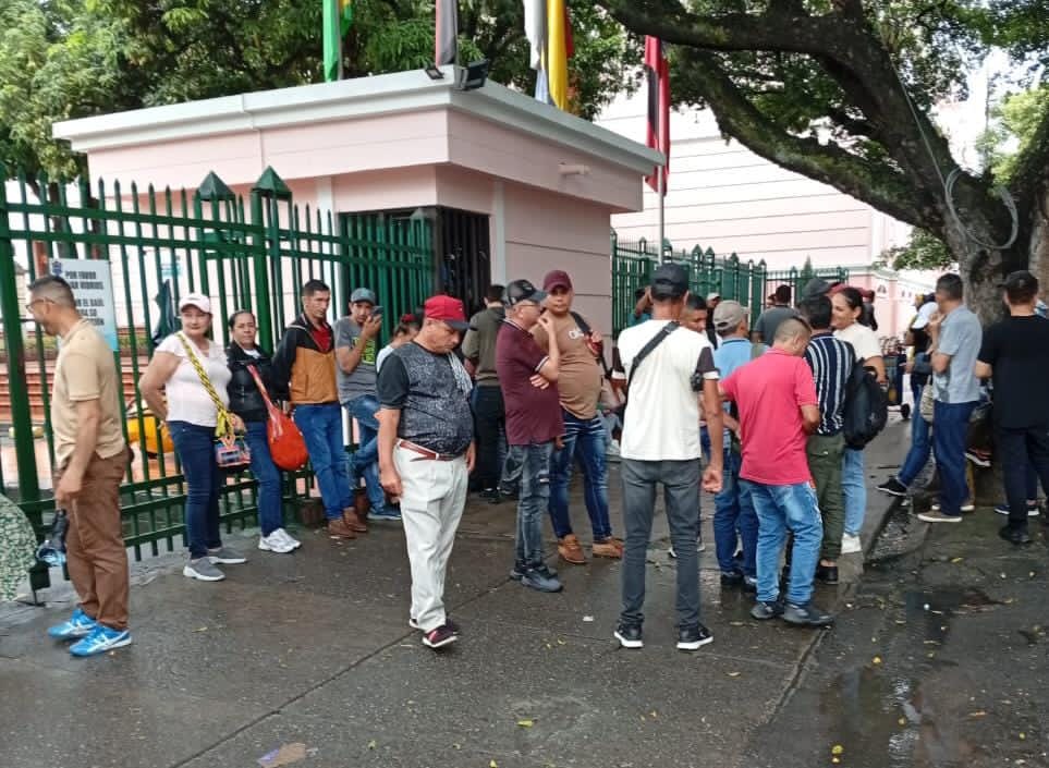 Comunidades Campesinas a las entradas de la Gobernación en N.S