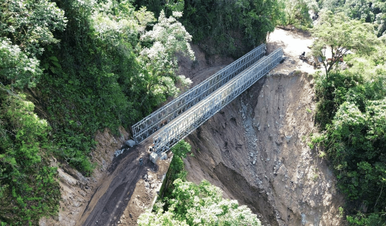 El paso por este puente militar esta habilitado para vehículos livianos.
