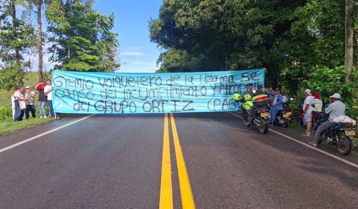 Protesta en la vía Bucaramanga - Barrancabermeja por gremio de volqueteros