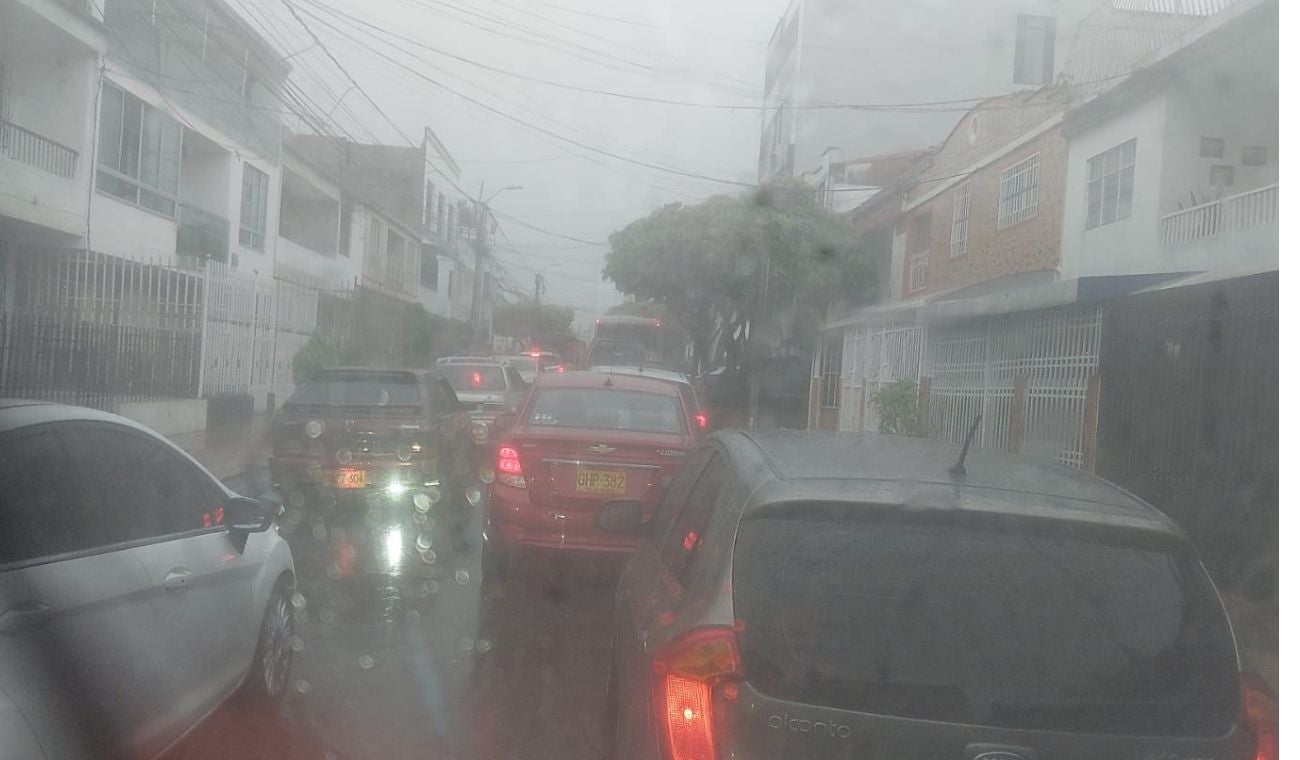 En Bucaramanga las vías colapsaron por el rebose de alcantarillados.