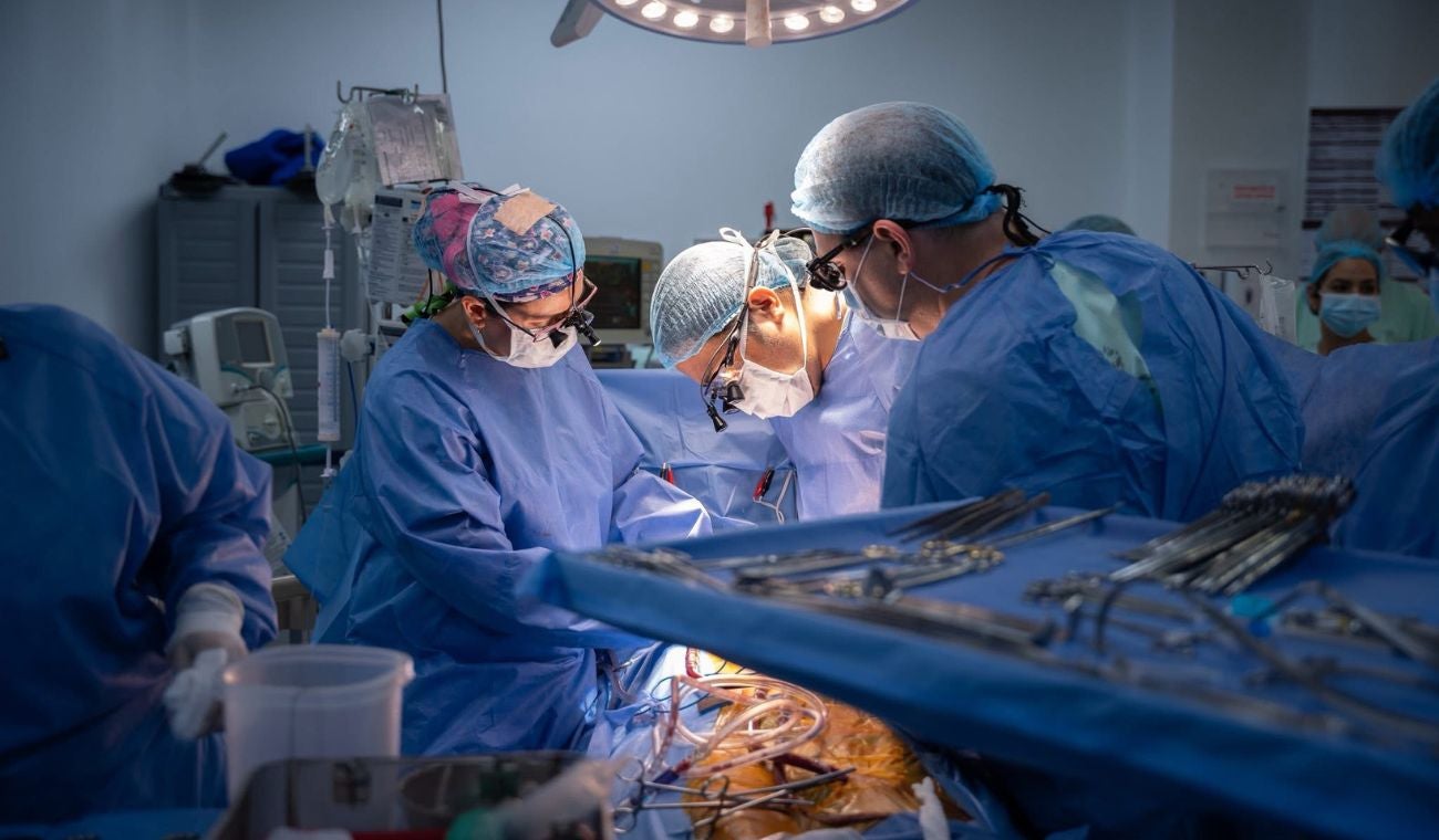 Procedimiento de implante de corazón artificial en el HIC