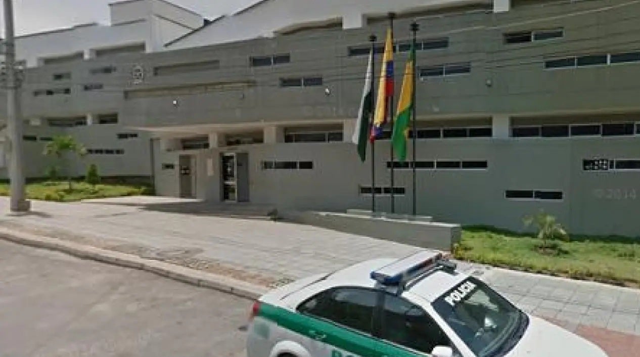 La información indica que una modificación al reglamento para el uso de celular llevó a la protesta.