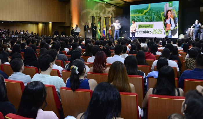 Estudiantes en el auditorio de la Unab