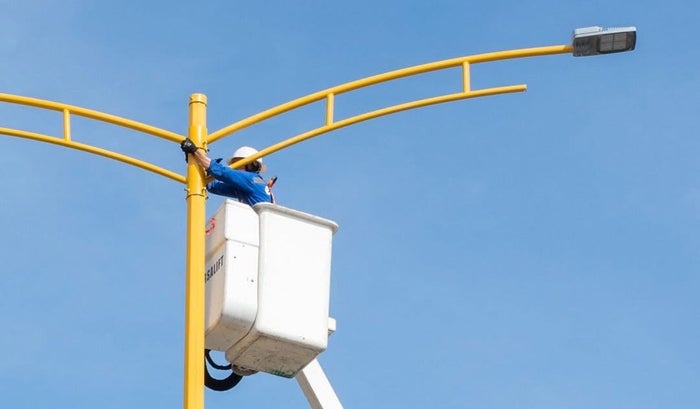 Instalación de luminarias en la doble calzada de Lebrija