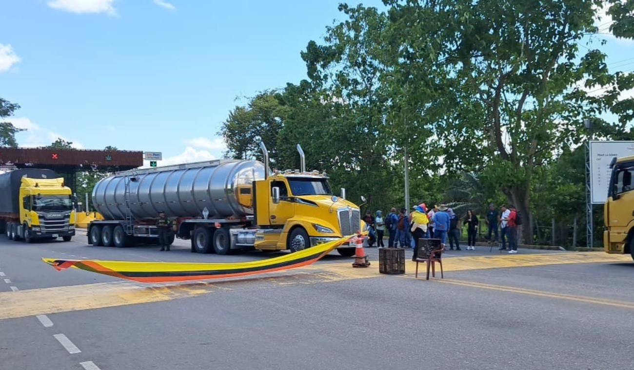 Transportadores bloquean el peaje La Gómez, en Sabana de Torres, en protesta por el despido de 32 trabajadores del proyecto Troncal del Magdalena 2.