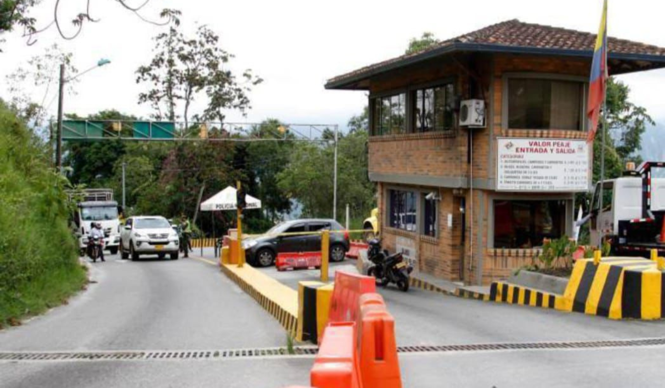 La tensión aumentó durante la reunión, lo que llevó al gobernador Juvenal Díaz levantarse de la mesa y retirarse.
