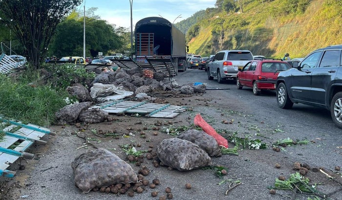 Camión cargado con papa se volcó en la vía Piedecuesta - Floridablanca