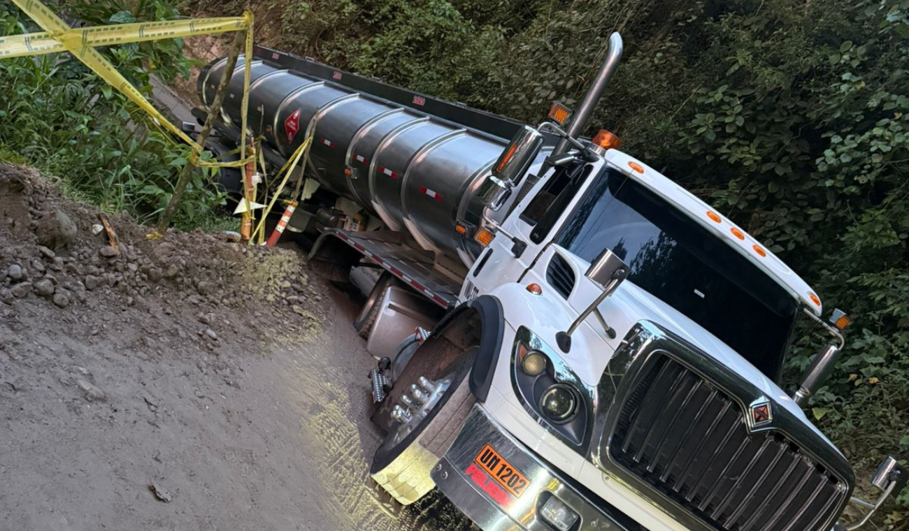 La situación obligó a las autoridades a cerrar totalmente el paso por el corredor vial.