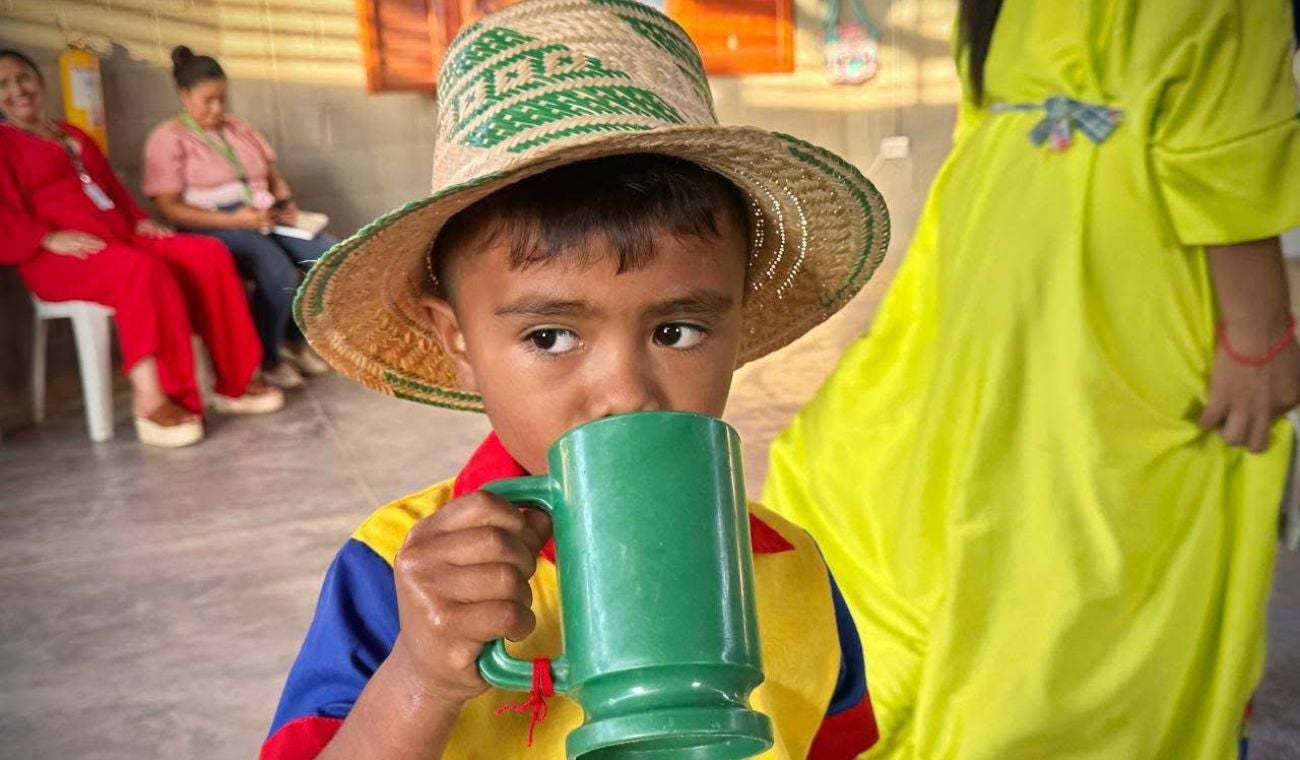 Niño tomando bienestarina