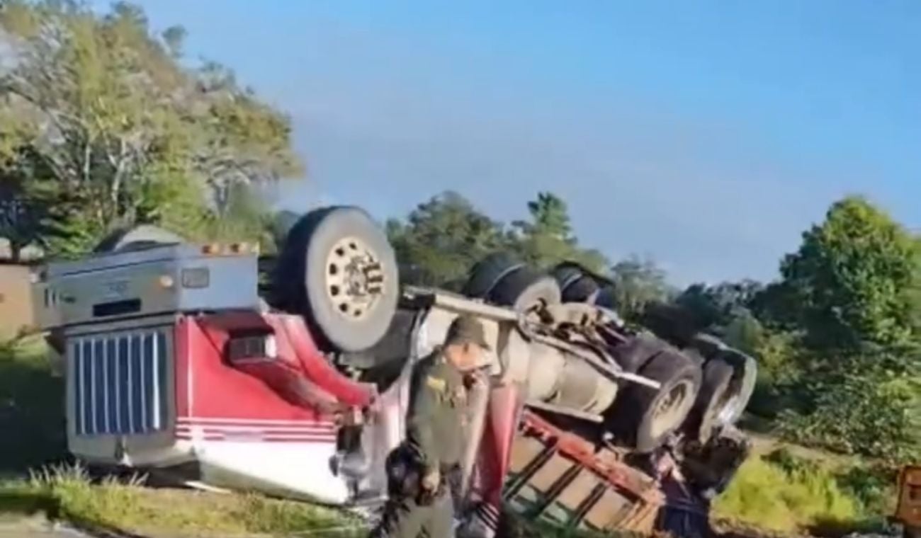 Tractomula volcada en la Troncal del Magdalena