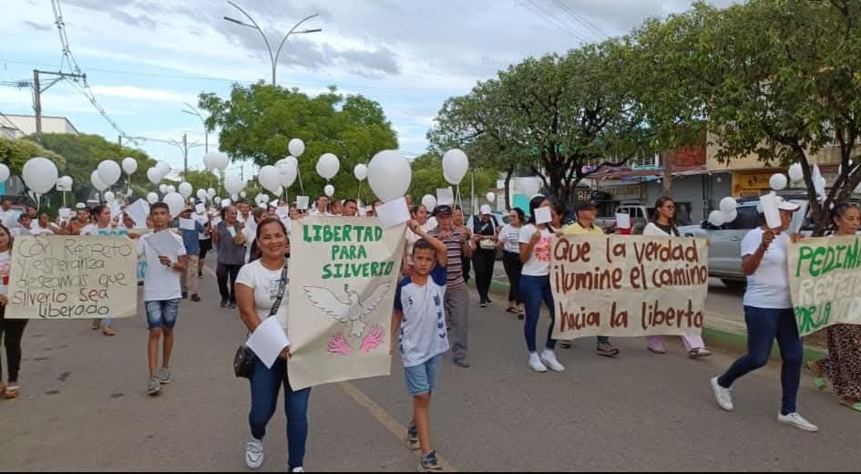 Familiares y amigos del comerciante Silverio Sanguino en Tibú