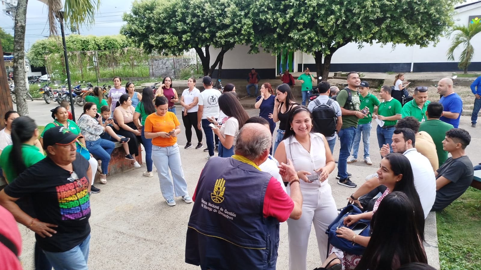 Evacuación de funcionarios de la Alcaldía de Tibú ras fuerte sismo